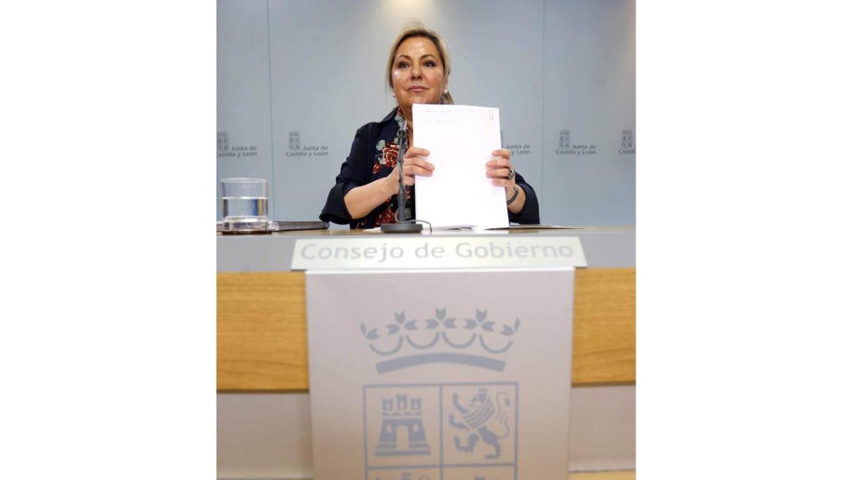 Rosa Valdeón, ayer tras el Consejo de Gobierno. MIRIAM CHACÓN