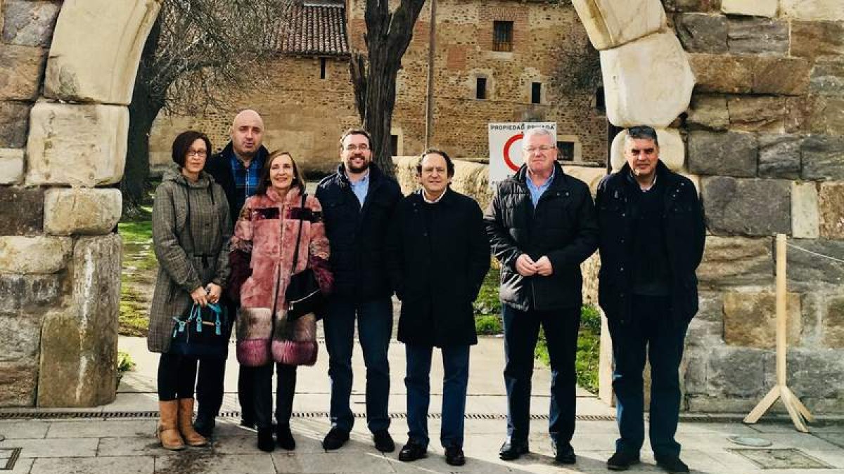 Los senadores del PP visitaron el monumento invitados por los concejales de Carrizo. DL