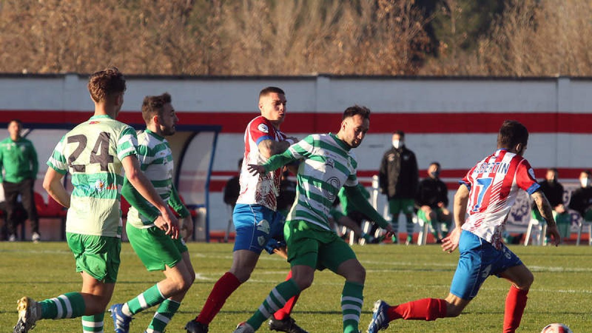 La Virgen y el Atlético Bembibre lucharán por una plaza para el play off de ascenso. ANA F. BARREDO