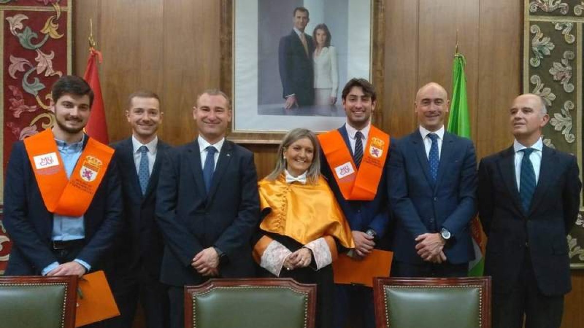 Un grupo de alumnos graduados del máster, en una celebración antes de la pandemia. DL