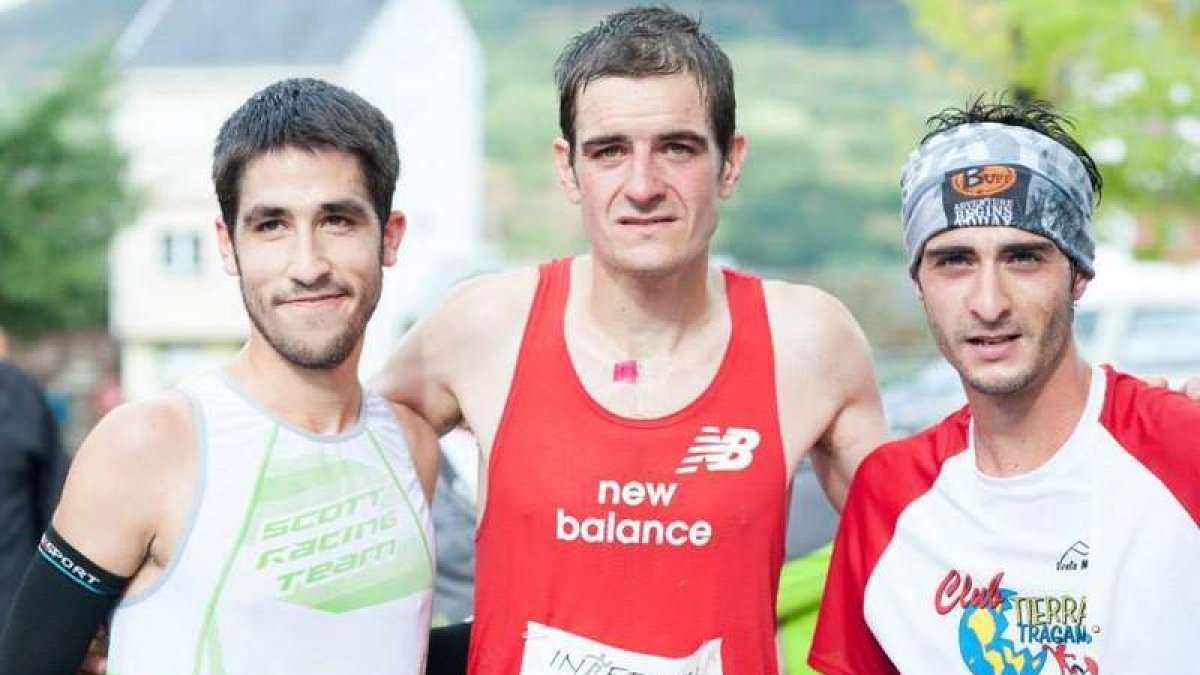 El podio final de la prueba con los tres primeros clasificados de la carrera sénior masculina.