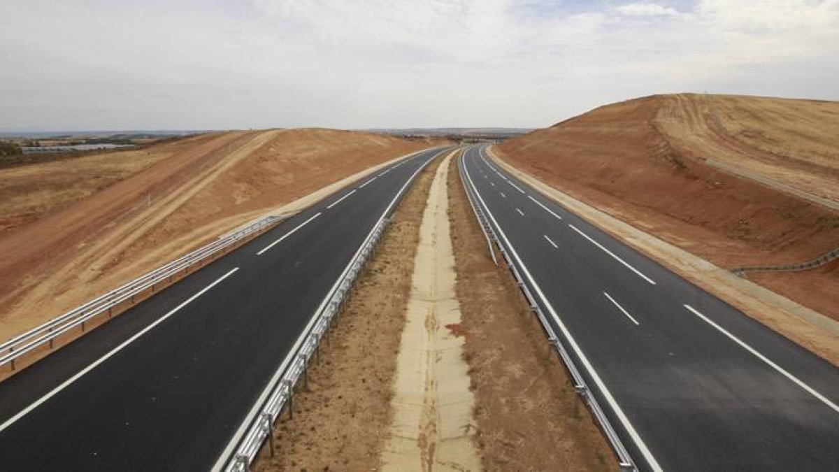 Tramo terminado de la autovía León y Valladolid, que no se verá concluida hasta 2017.