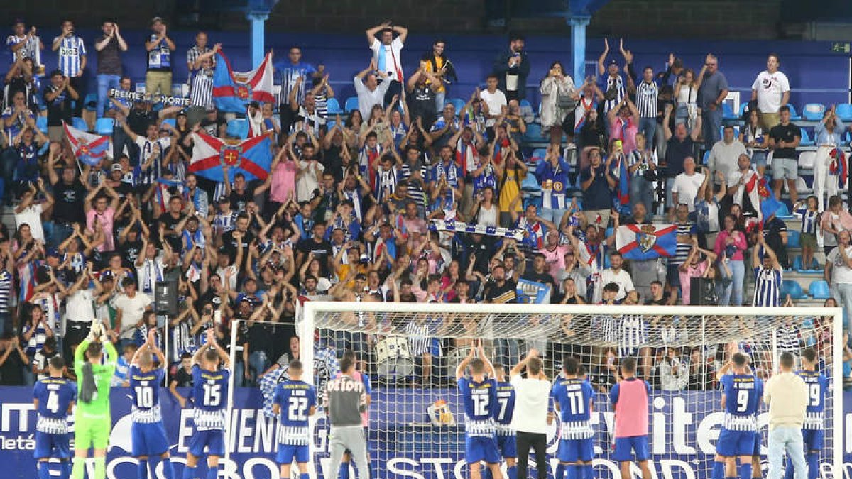 Los seguidores no le han dado la espalda a la Deportiva y se han vuelto a abonar en masa. L. DE LA MATA