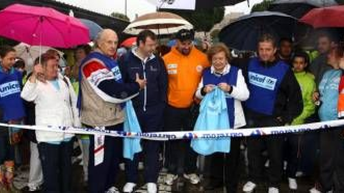 Aunque la marcha no pudo completarse, los casi 200 participantes se presentaron en la línea de meta