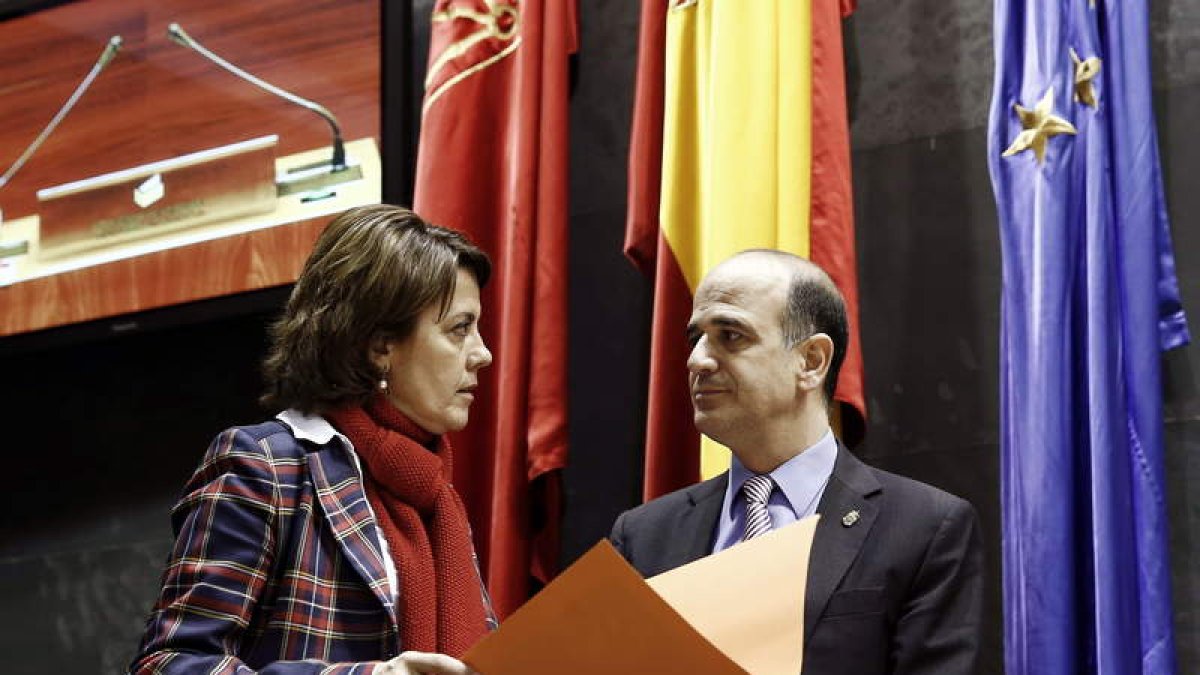 Yolanda Barcina con el presidente del Parlamento Foral Alberto Catalán.