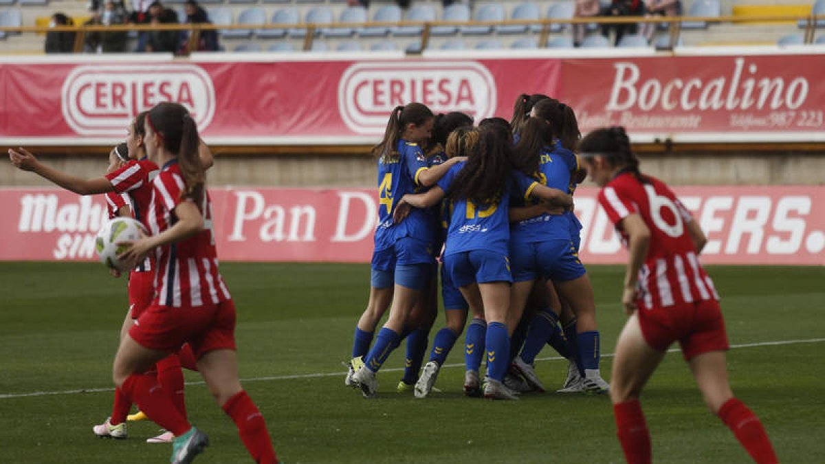 Las leonesas celebran uno de sus goles mientras las rojiblancas corren a sacar de centro. FERNANDO OTERO