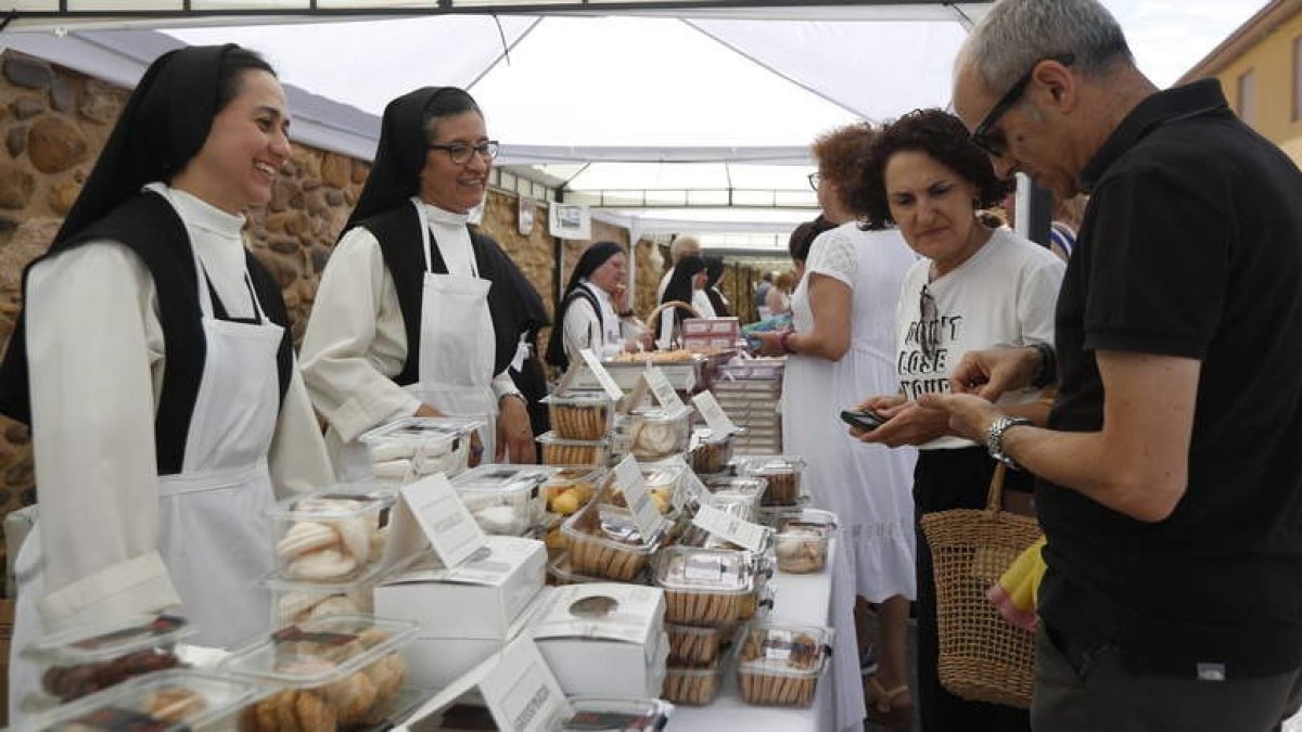 Las monjas de Gradefes, vendiendo sus dulces. DL