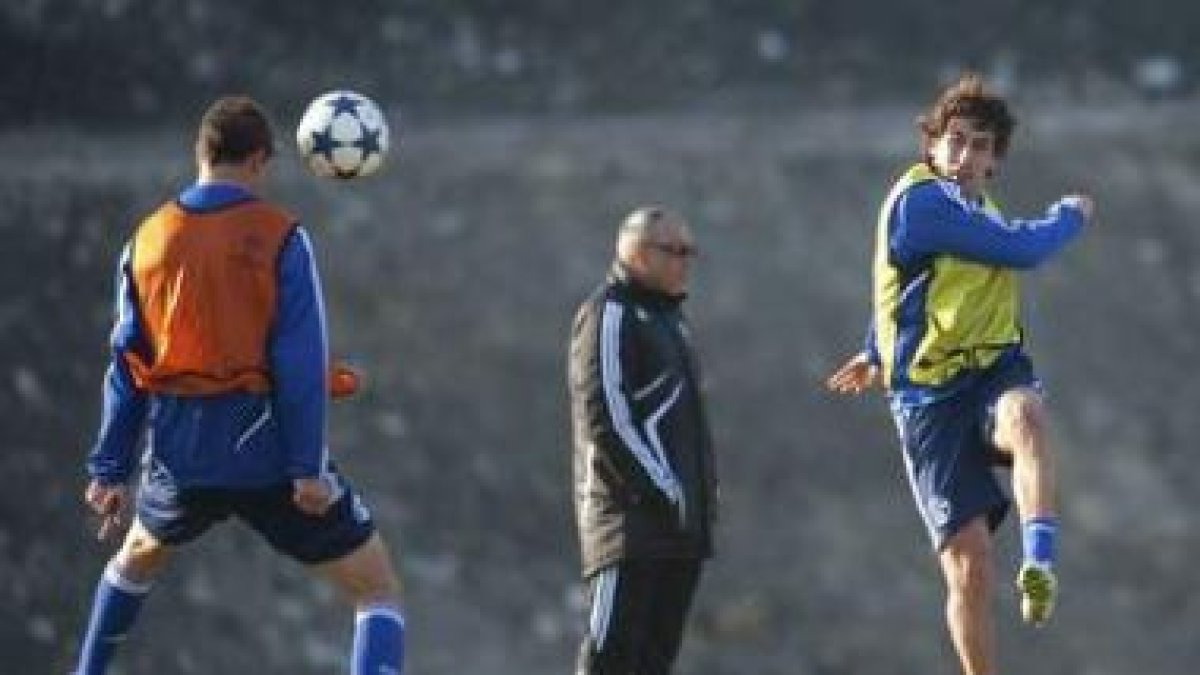El delantero español del Schalke 04 Raúl González daba ayer así una patada a un balón.