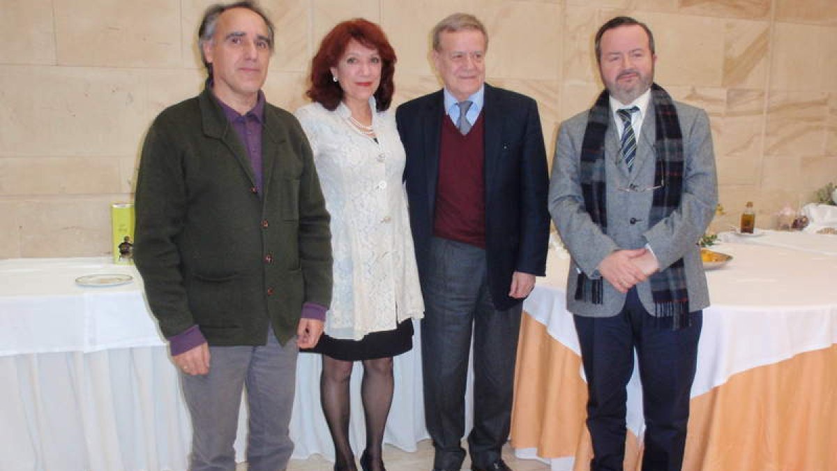 El hispanista, Gabriele Morelli, entre Juan José Perandones, Victorina Alonso y Javier Huerta.