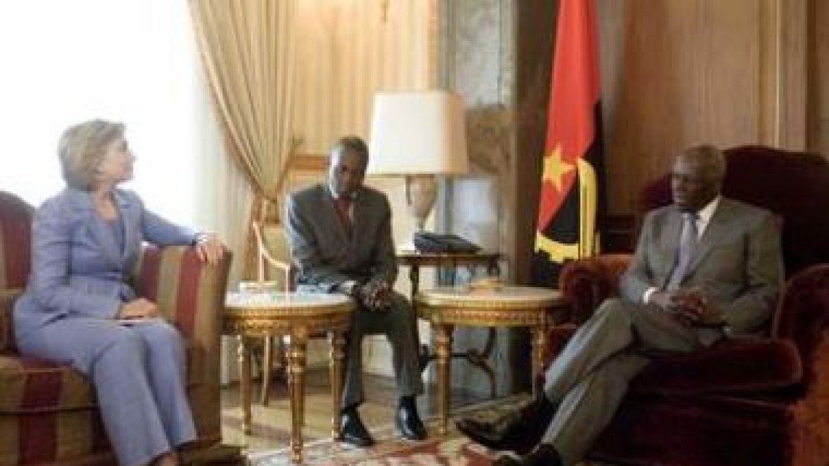 Clinton conversa con Jose Eduardo dos Santos durante su gira africana.