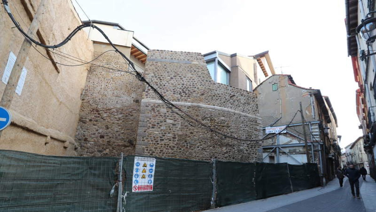 Cubo de la muralla en Conde Rebolledo. RAMIRO