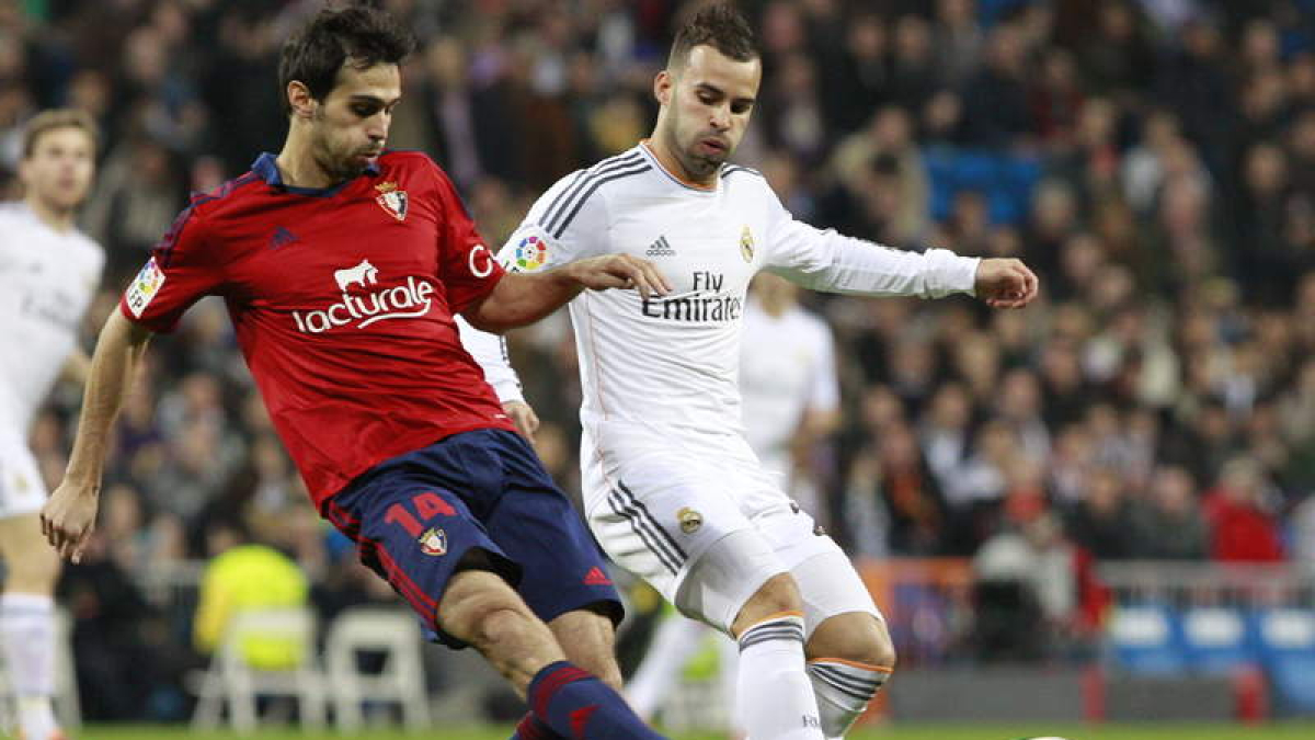 Jesé pugna por el balón con el osasunista Arribas. El delantero del Madrid anotó el gol que suponía el 2-0 para los blancos.