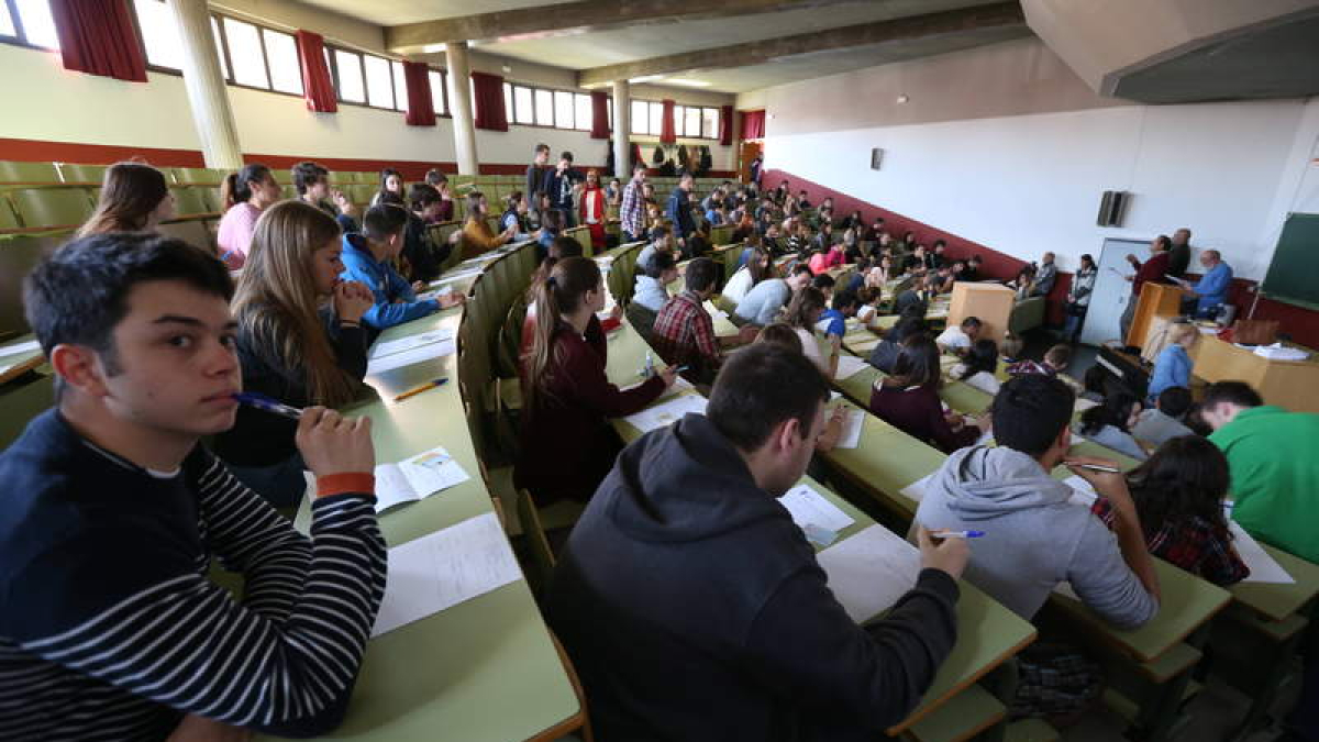 Futuros universitarios realizan la prueba de selectividad este año en León.