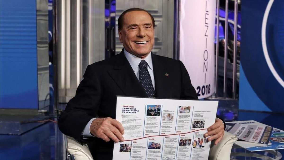 Berlusconi sonríe durante la grabación del programa televisivo Porta a porta, en Roma, el 2 de febrero.