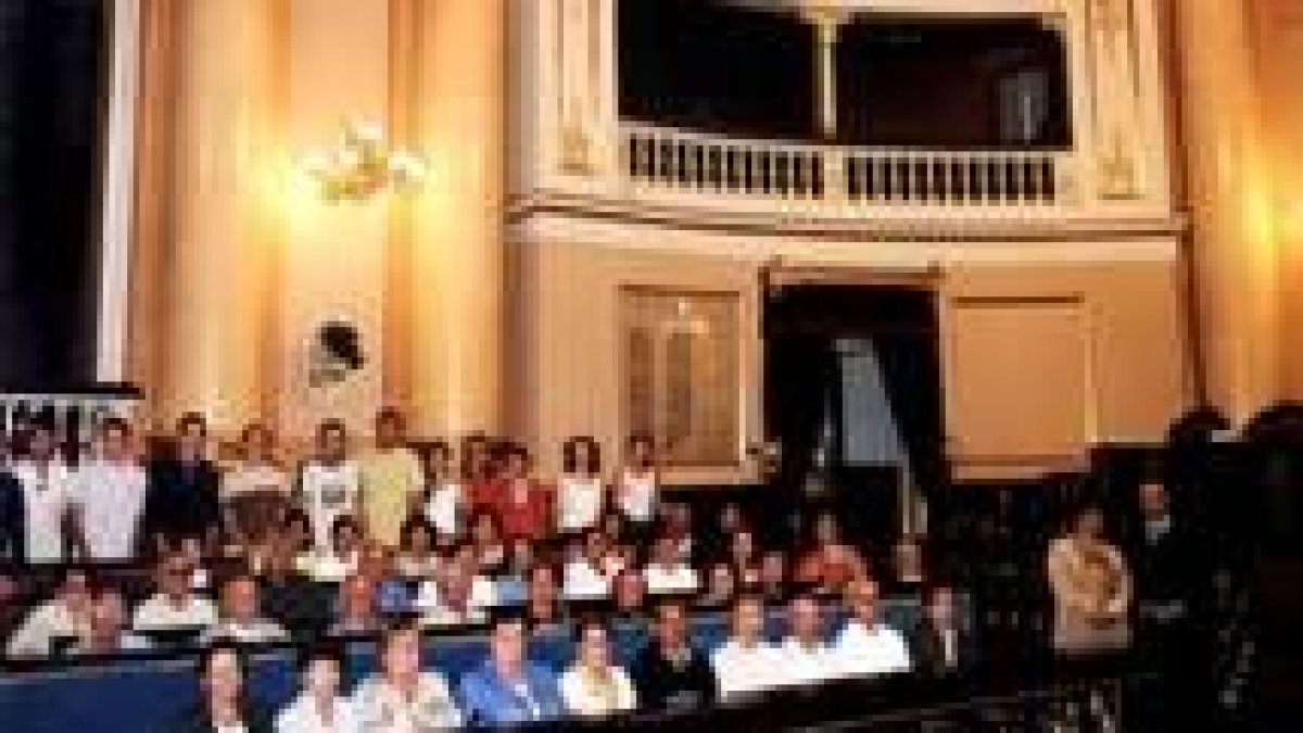 El grupo de vecinos de Villamoratiel de las Matas que visitó el Senado