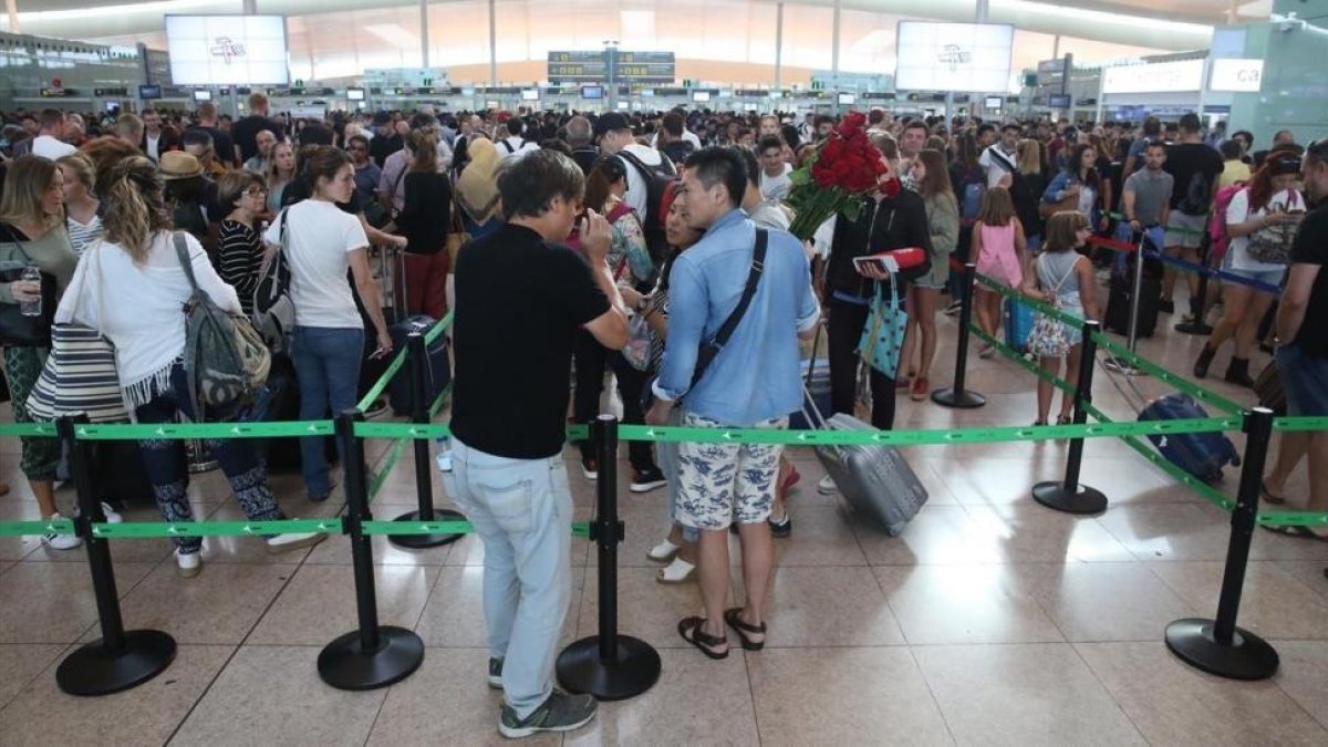 Colas en los controles de seguridad de El Prat este jueves.