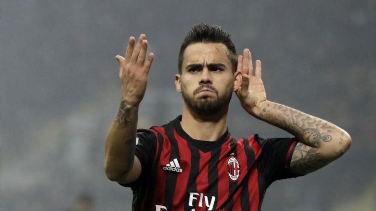 Suso celebra uno de sus goles al Inter, el domingo en San Siro.