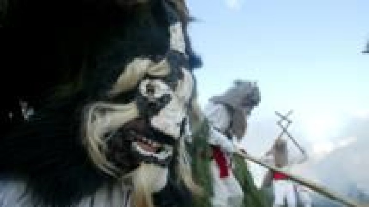 Un momento del Ritual del Jurru, que concregó otra vez a cientos de personas en Alija del Infantado