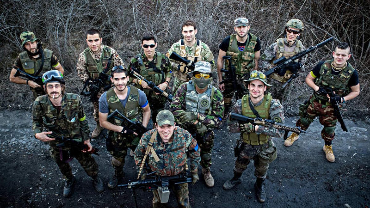 En la imagen pueden verse a un grupo de socios de la Asociación Airsoft Bierzo, uniformados para jugar una de las partidas que desarrollan cada fin de semana. Pueden organizarse unas 20 partidas al año en Cubillos del Sil o Torre del Bierzo.