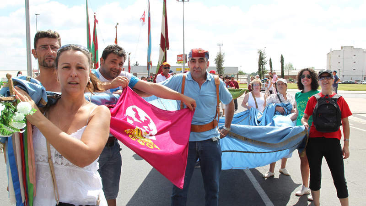 Varios pendones a la espera de entrar en la plaza.