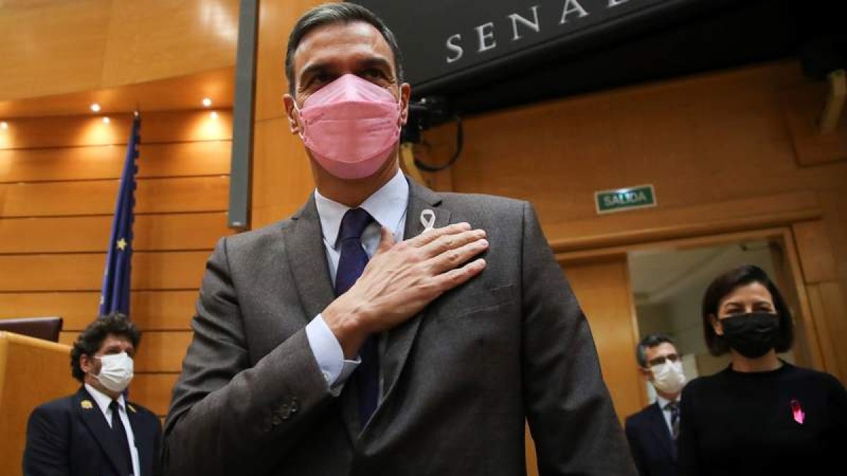Pedro Sánchez a su llegada a la sesión de control al Gobierno. DAVID FERNÁNDEZ