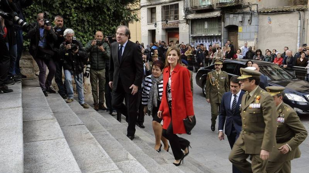 La Reina Letizia junto a Juan Vicente Herrera (i), Juan Carlos Suárez-Quiñones, la alcaldesa de Segovia, Clara Luquero, y el general Jefe de Estado Mayor del Ejército, Jaime Domínguez