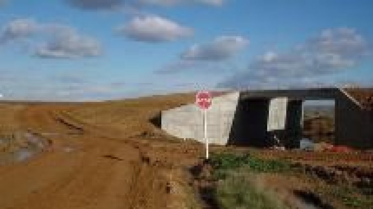 Obras del enlace con la autovía León-Benavente, cerca de los terrenos ofrecidos por el Ayuntamiento