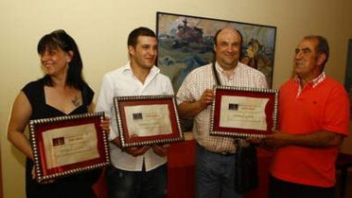 Foto de familia de los tres primeros clasificados del concurso Tape-Arte.