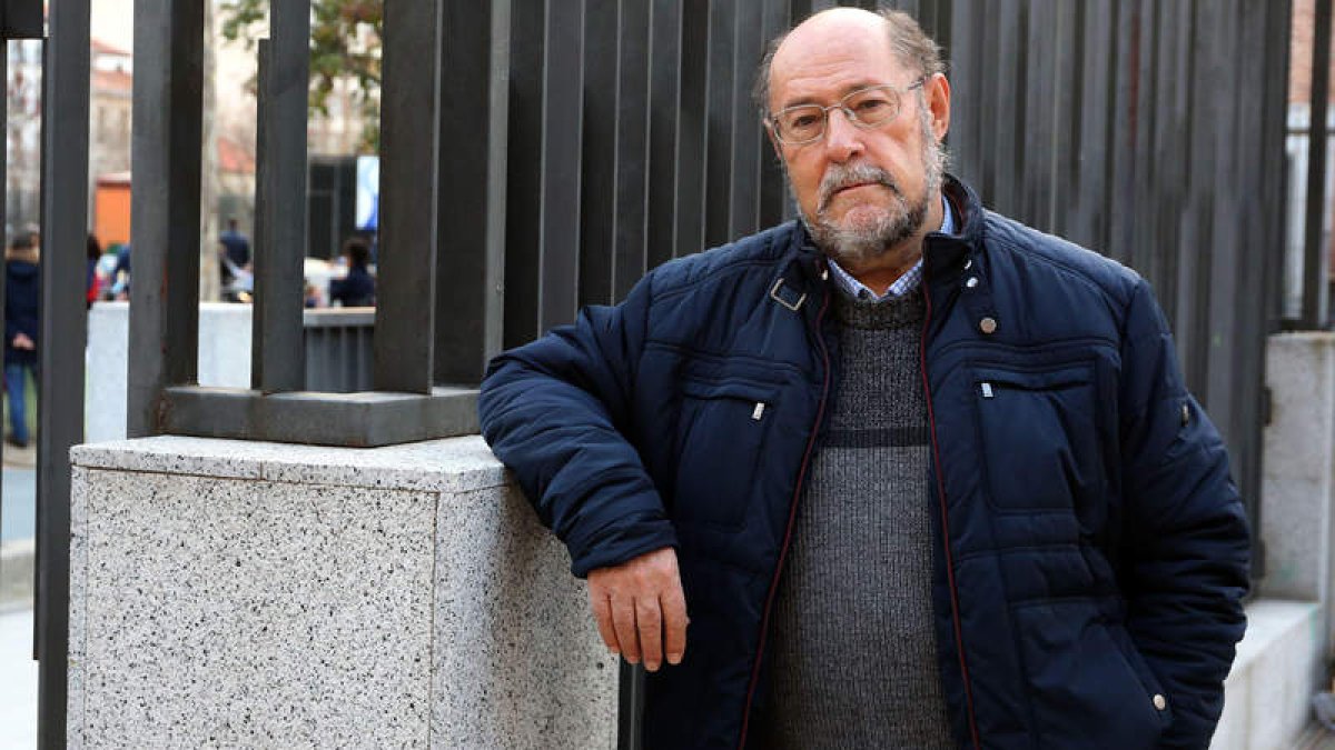 El poeta leonés Eugenio García Fernández, que presenta ‘Un eco de esos días’, ayer en el Centro Cultural Galileo de Madrid. BENITO ORDÓÑEZ