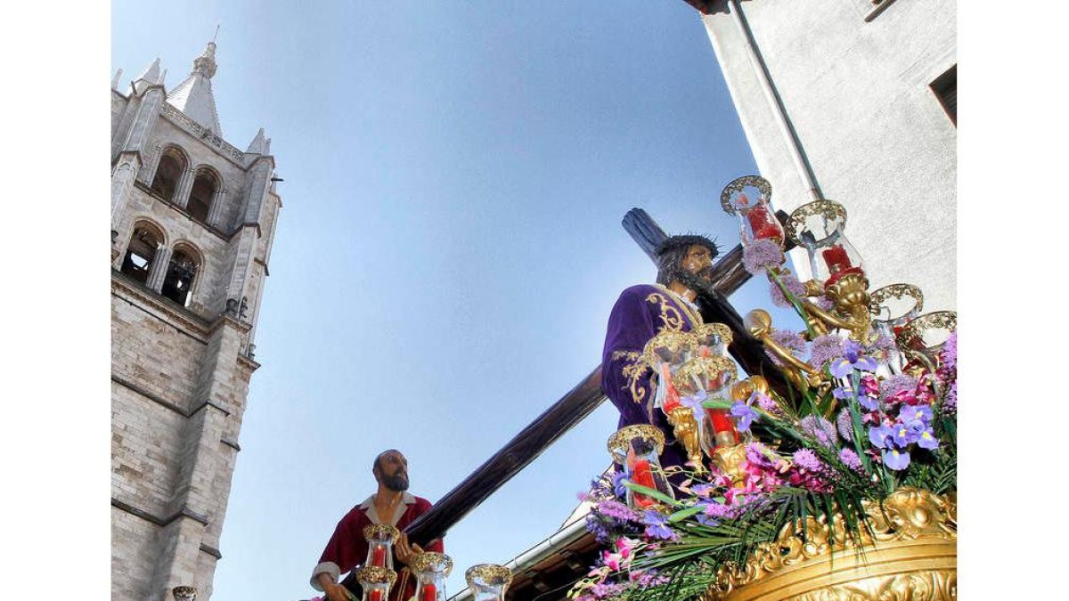El Nazareno volvió a lucir el pasado viernes por las calles de la capital en una jornada donde el termómetro alcanzó los 31 grados a las tres de la tarde.