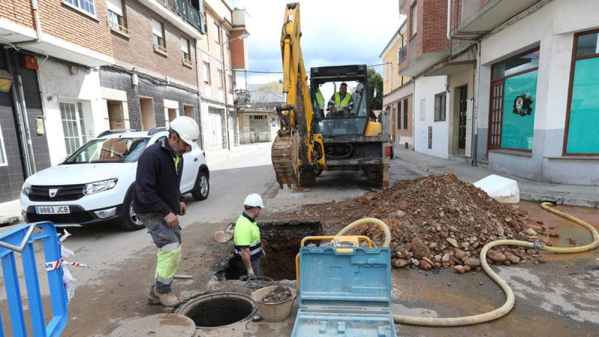 El material de kilómetros de tuberías del agua de Ponferrada está prohibido desde hace años. ANA F. BARREDO