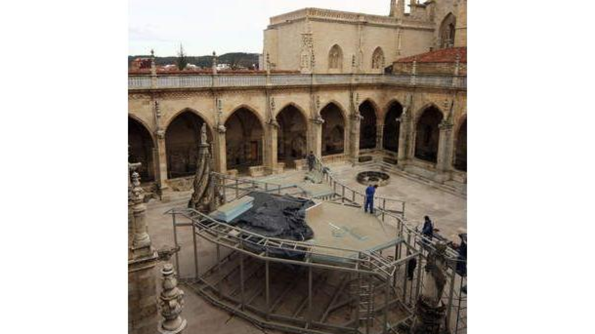 El pabellón que se construye en la Catedral estará acristalado esta semana.