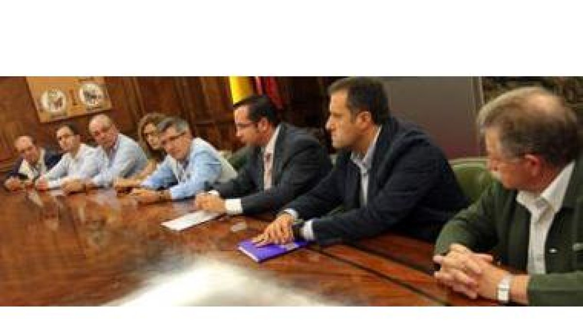 El alcalde de León, durante el anuncio del torneo.
