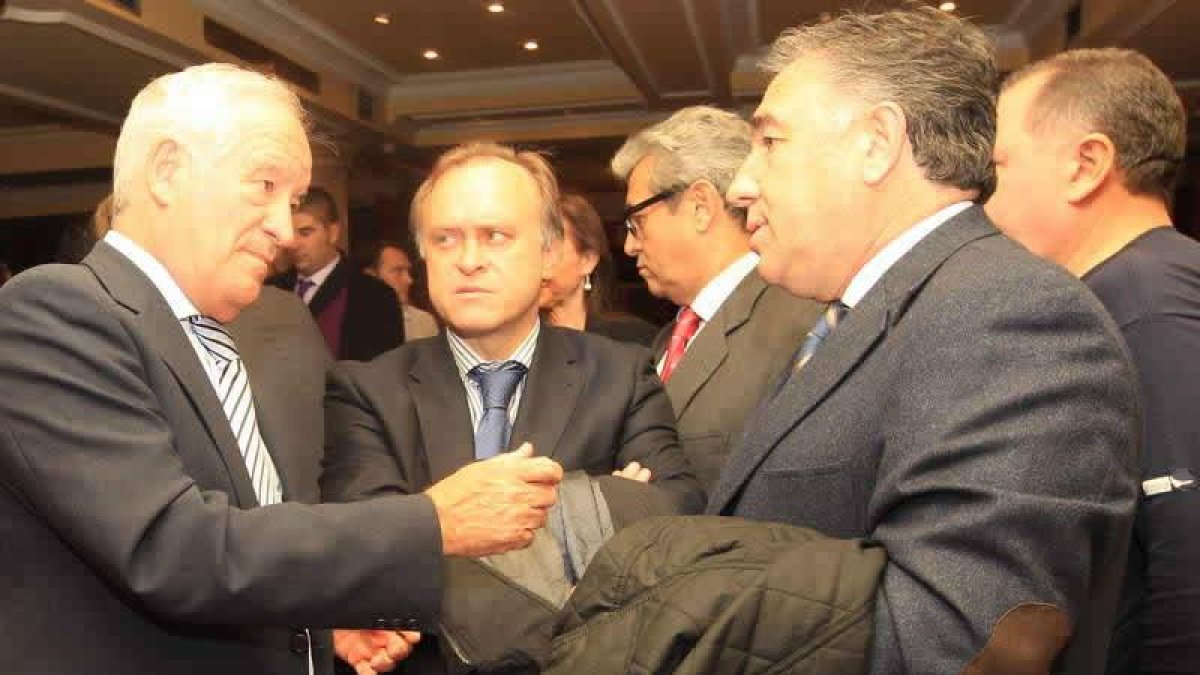Miguel Pardeza, en el centro, asumió la representación del Real Madrid