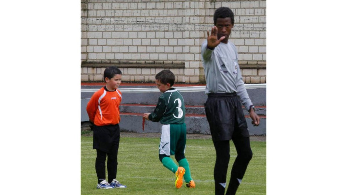 El árbitro agredido Mohamed Mesaud sigue pitando partidos de la cantera leonesa.