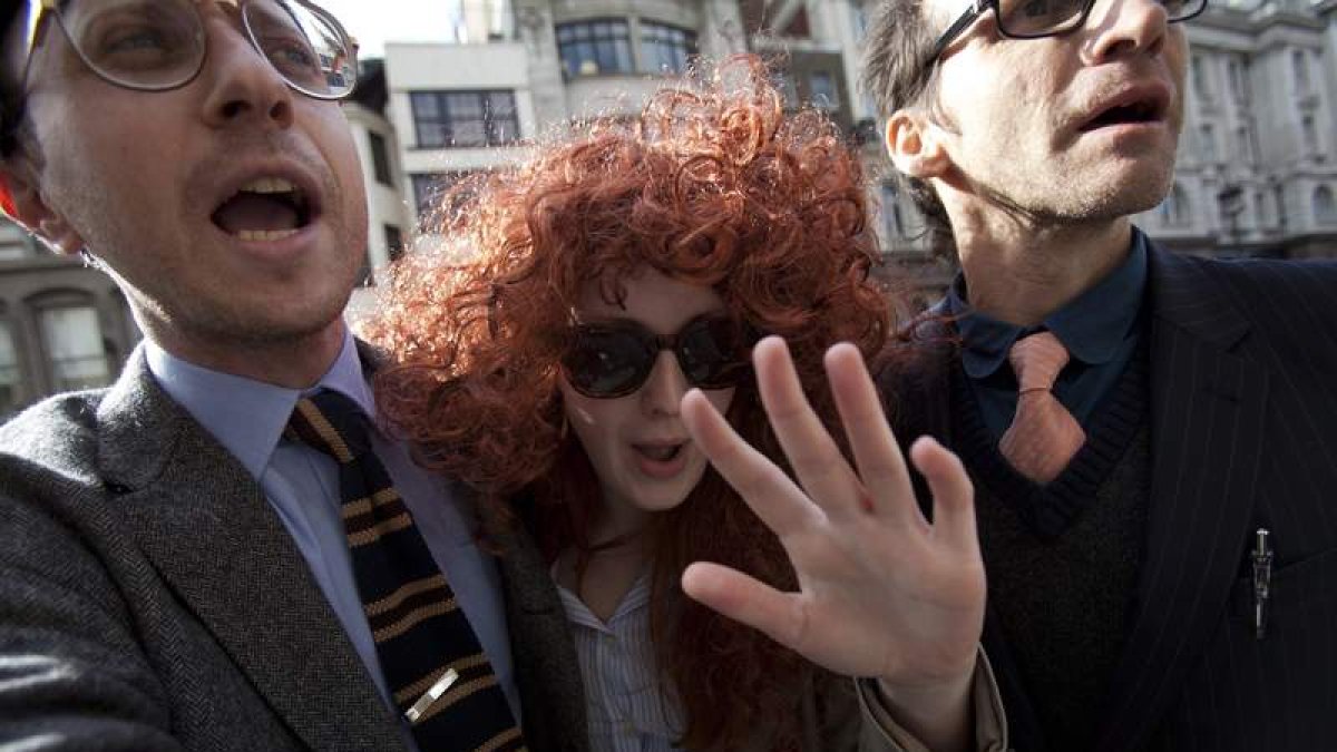 Una manifestante disfrazada de la ex consejera delegada de News International, Rebekah Brooks.