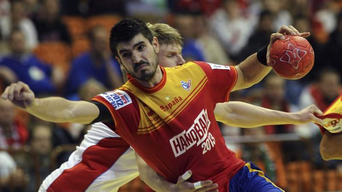 El lateral español Eduardo Gurbindo intenta zafarse de la defensa del ruso Pavel Atman durante el partido disputado ayer.