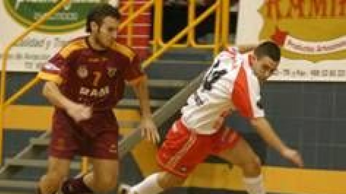 Fer, a la izquierda, trata de frenar el avance del zamorano Javi Cala