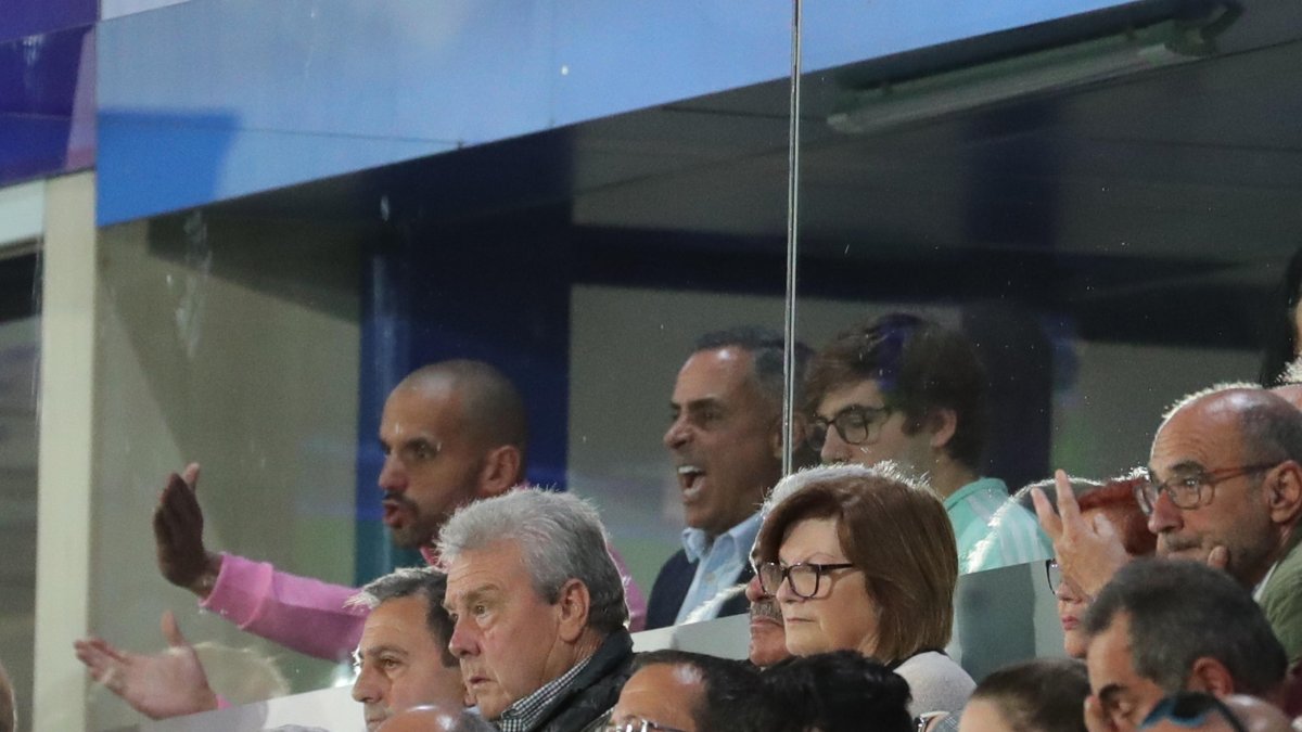 Yuri y José Gomes vieron el partido en un palco en la Tribuna tras sus respectivas expulsiones en el primer acto. L. DE LA MATA