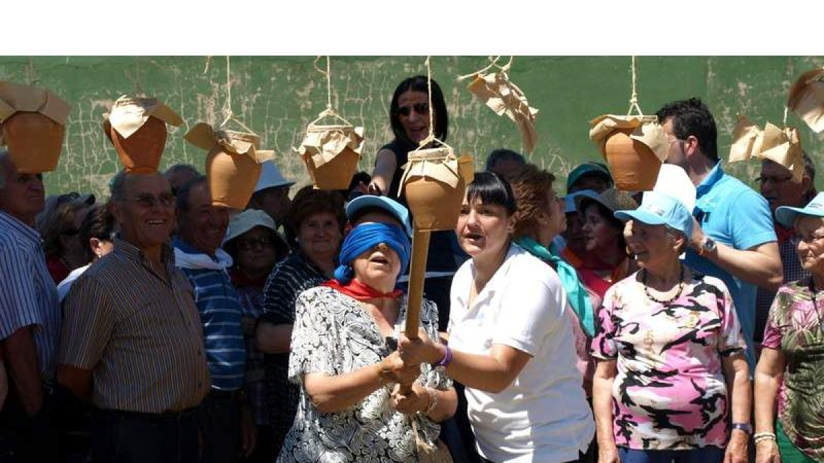 Los mayores disfrutaron con los juegos tradicionales que se celebraron en el polideportivo municipal de Cistierna.