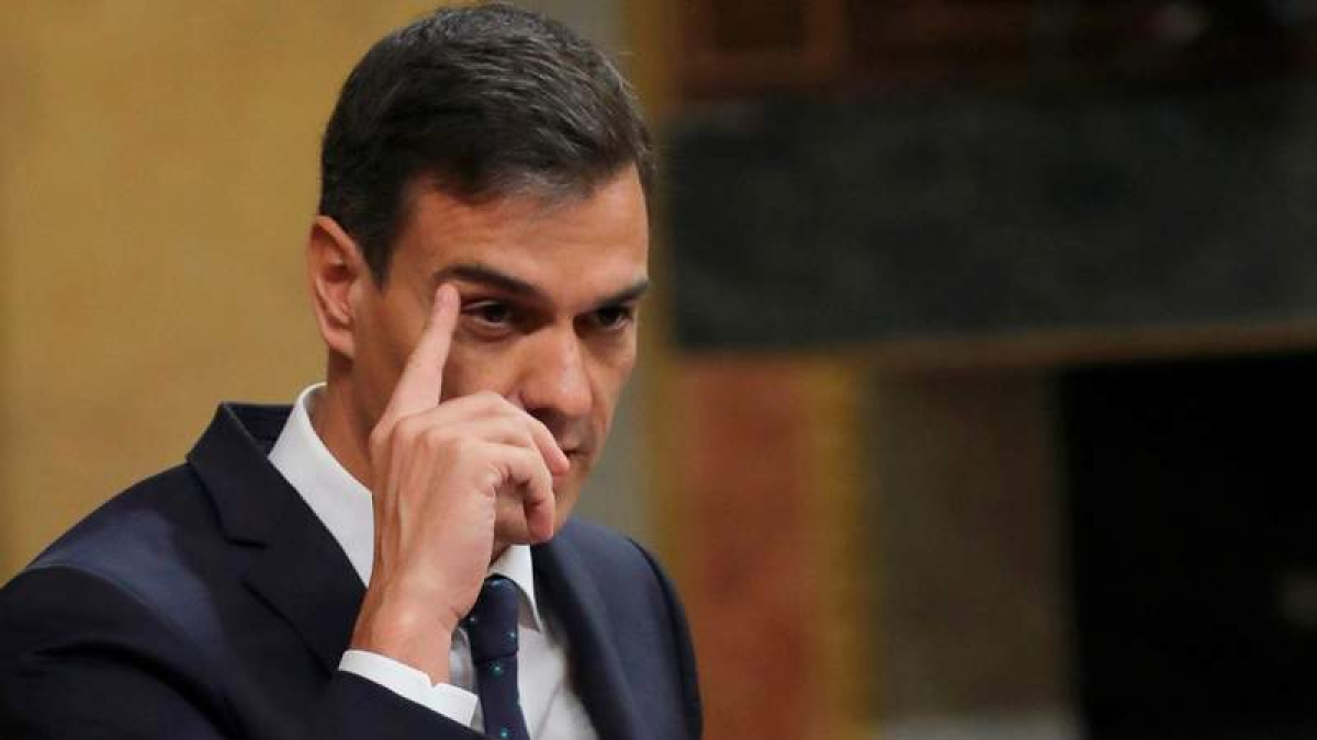 El presidente, Pedro Sánchez, y el líder de la oposición, Pablo Casado, durante su polémica en el Congreso el miércoles. ZIPI