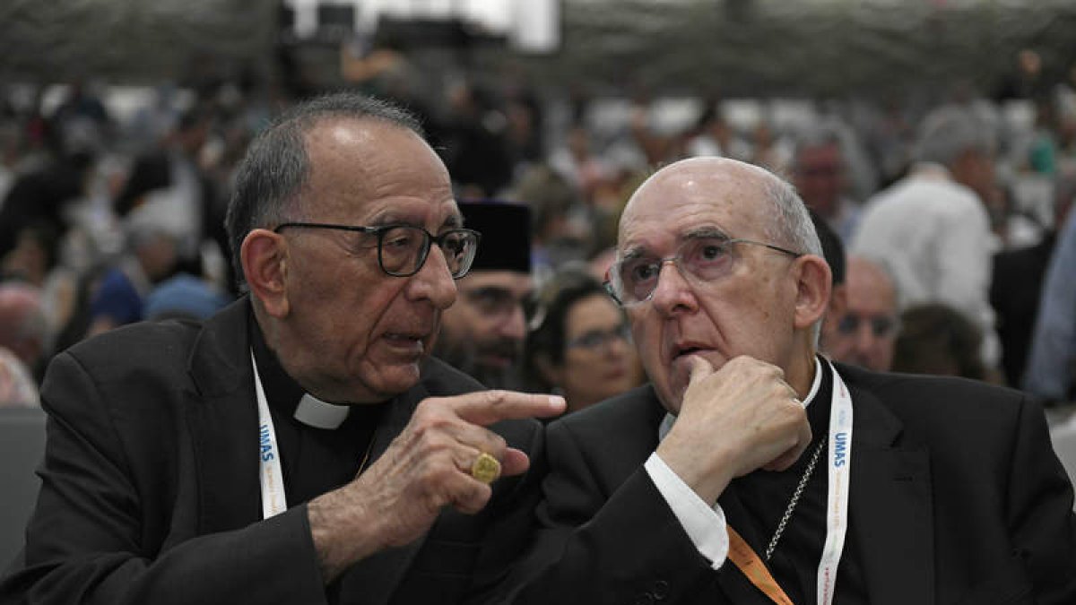 Juan José Omella, presidente de la CEE y Carlos Osoro. VICTOR LERENA