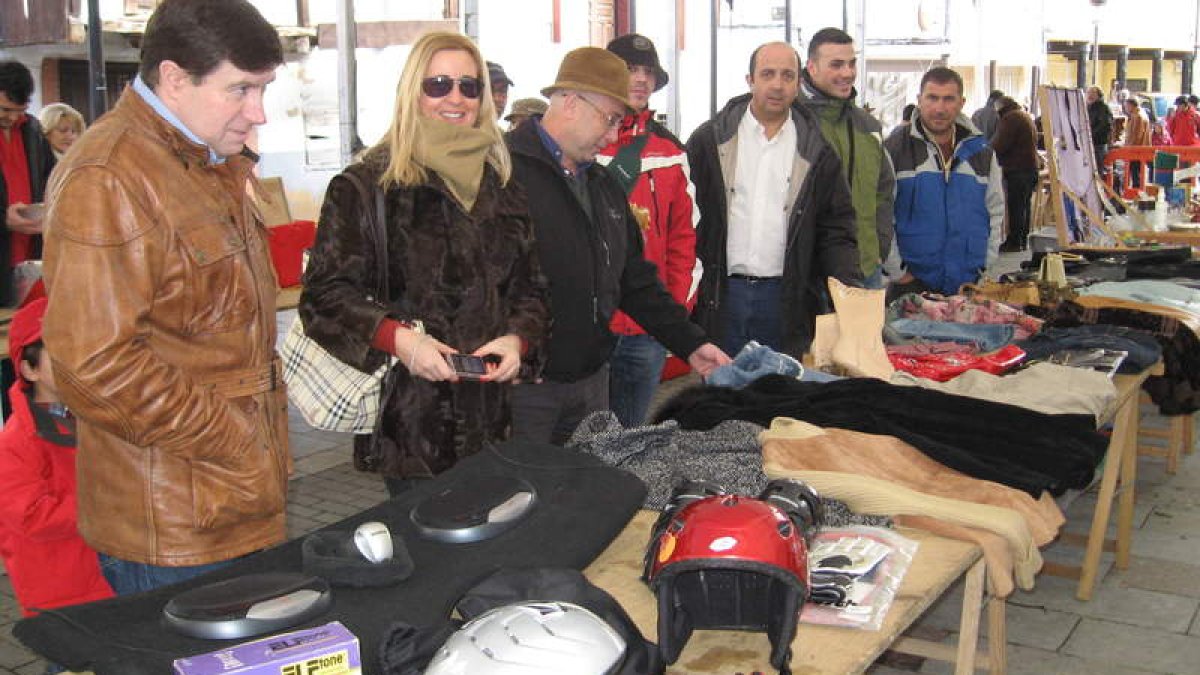 Las autoridades municipales visitaron el primer mercado original de segunda mano.