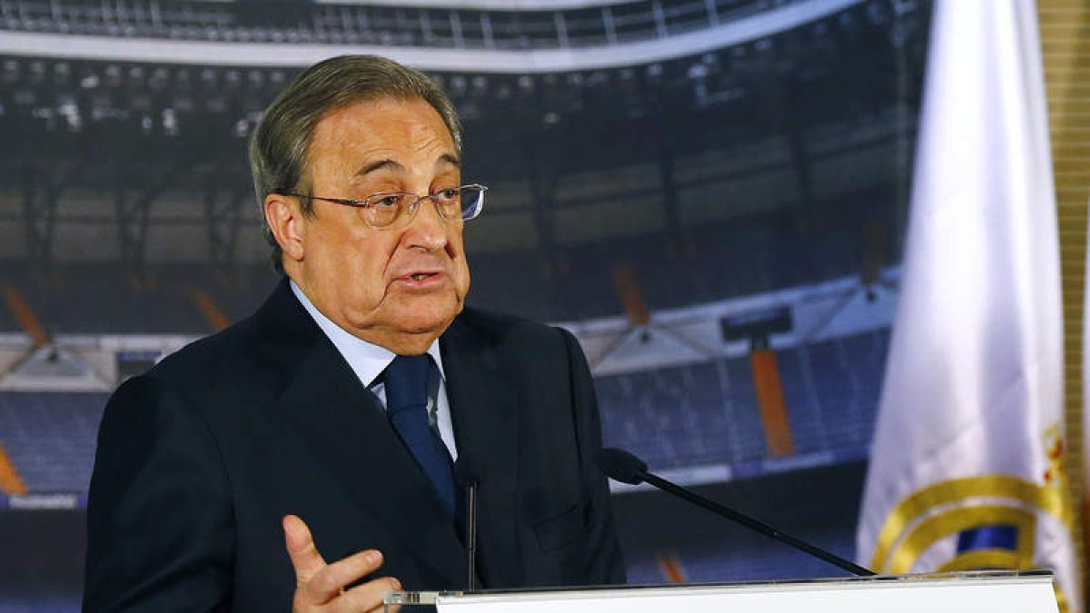 Florentino Pérez, durante la rueda de prensa ofrecida ayer en el Santiago Bernabéu.