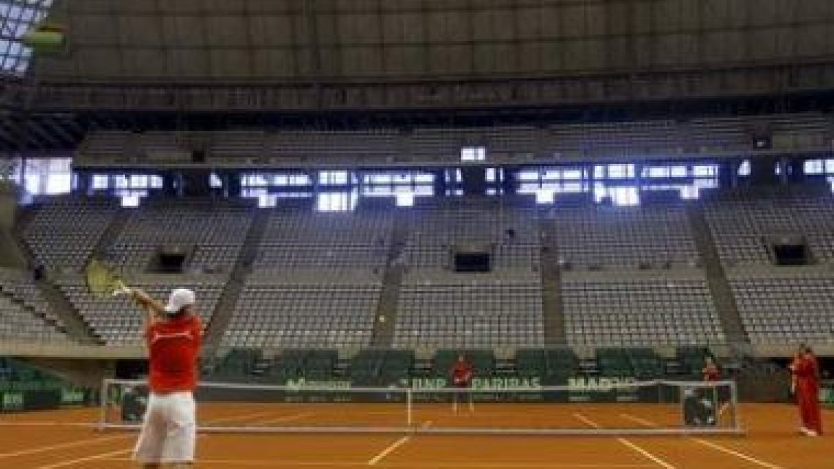Nadal, durante el entreno de ayer en el Palau Sant Jordi.