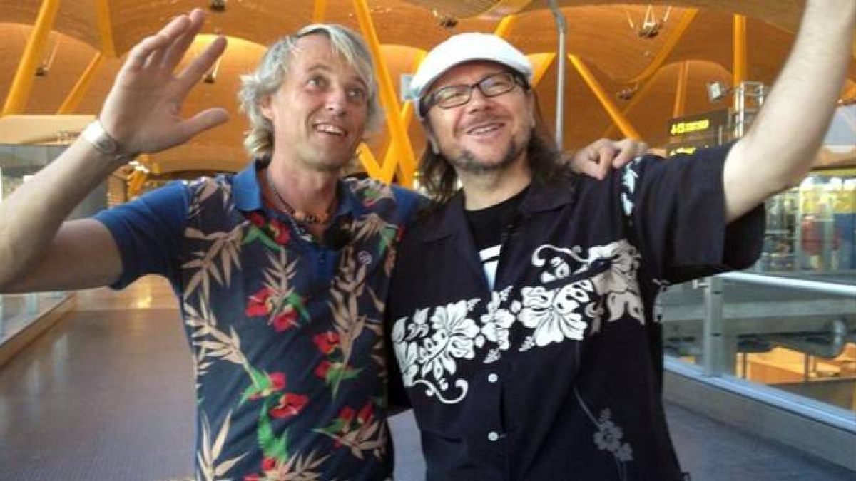 Jesús Calleja y Santiago Segura, en el aeropuerto de Barajas, poco antes de partir hacia Indonesia.