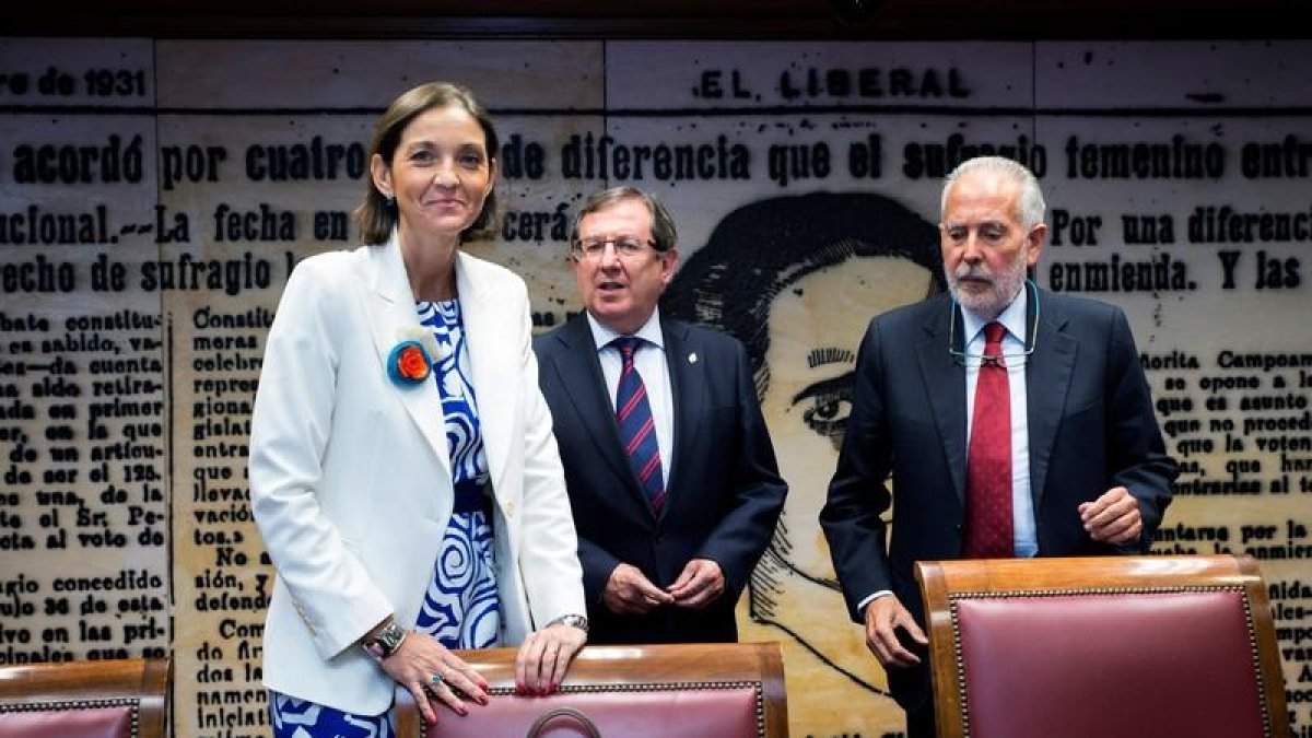 La ministra de Industria, Comercio y Turismo, Reyes Maroto, momentos antes de su comparecencia para informar sobre las líneas generales de la política de su departamento, esta tarde en el Senado, en Madrid.