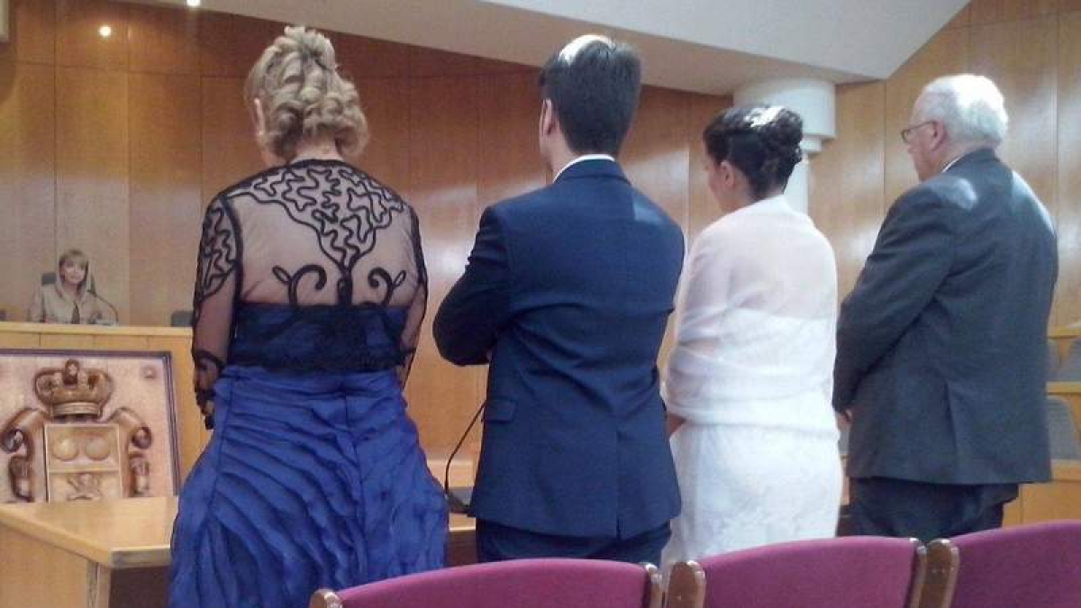 La nueva alcaldesa casó dos horas después de su investidura a una pareja de 31 y 34 años del municipio