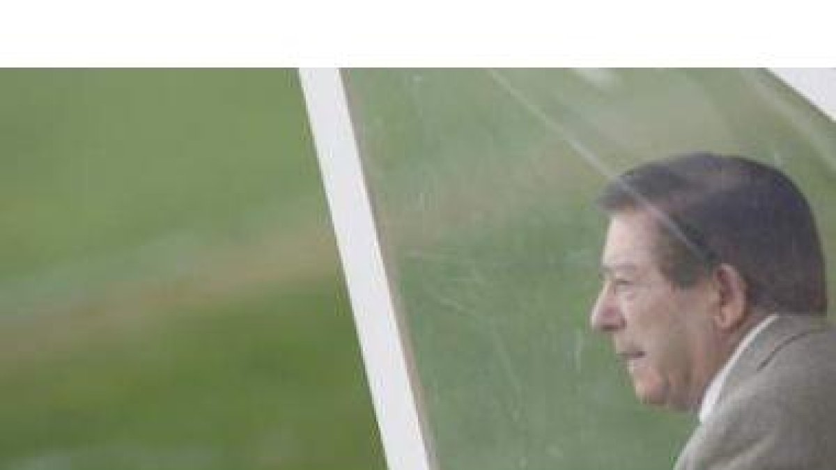 Domingo Cueto, presidente de la Cultural, sentado en el banquillo del Estadio Reino de León.