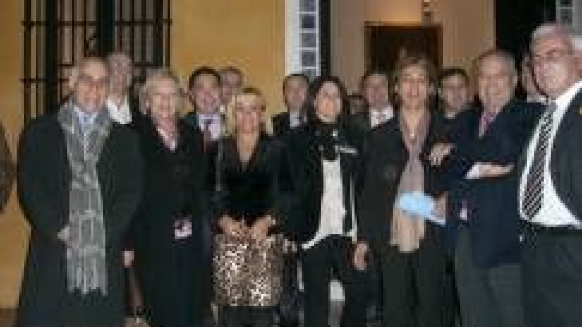 Carrasco y el alcalde de Boca de Huérgano observan los productos